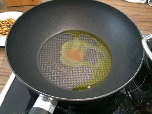 Olivenöl im Wok erhitzen